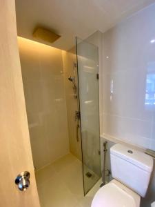 uma casa de banho com um WC e uma cabina de duche em vidro. em Grand Caribbean Condo Resort Pattaya swimming pool balcony em South Pattaya