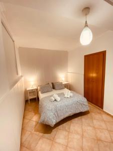 1 dormitorio con 1 cama con 2 toallas en Vivienda 2 dormitorios Churriana-Aeropuerto, en Málaga