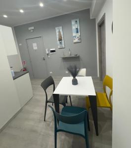 une salle à manger avec une table et des chaises blanches dans l'établissement Cliò guest house, à Ercolano