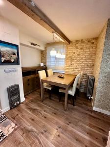 a dining room with a wooden table and chairs at Atuaire Home Vista Catedral de Burgos in Burgos