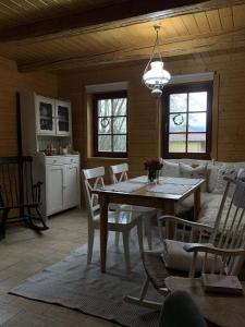chalupa Komora في Lužná: مطبخ وغرفة طعام مع طاولة وكراسي