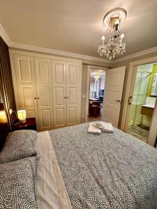 1 dormitorio con 1 cama con 2 toallas en Vista Catedral Vivienda con gran encanto Burgos Vut 579 ATUAIRE, en Burgos