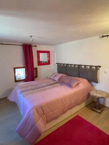 um quarto com uma cama grande e uma cortina vermelha em CasaBruno em Arcos de Valdevez