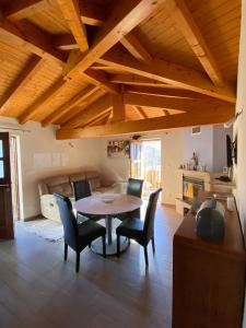 ein Wohnzimmer mit Tisch, Stühlen und Sofa in der Unterkunft CasaBruno in Arcos de Valdevez + 12 Fotos
