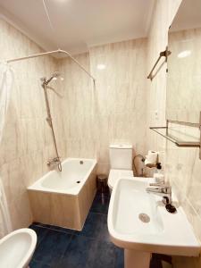 y baño con lavabo, bañera y aseo. en Vivienda 2 dormitorios Churriana-Aeropuerto en Málaga