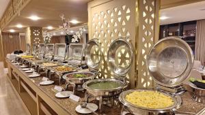 una línea de buffet con muchos platos de comida en Tulip Plaza Hotel en Hafr Al Batin