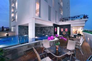 Bazén v ubytování favehotel Palembang nebo v jeho okolí