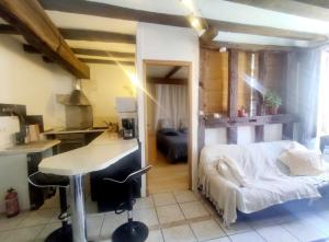 1 dormitorio con 1 cama y escritorio en una habitación en T2 Appartement cosy centre historique, en Bourges