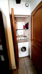 - Lavadora y secadora en una habitación pequeña en T2 Appartement cosy centre historique, en Bourges