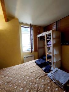 1 dormitorio con 1 cama y 1 litera con ventana en T2 Appartement cosy centre historique, en Bourges