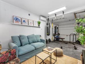 sala de estar con sofá azul y gimnasio en Mediterranean tropical house, en El Campello