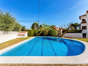 una piscina en el patio de una casa en Mediterranean tropical house, en El Campello