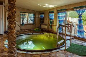 a jacuzzi tub in the middle of a room at La Popica in Tîrnăveni