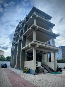 ein Gebäude mit einem davor geparkt in der Unterkunft Hotel Janakpur Inn in Janakpur
