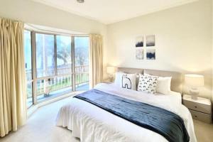 A bed or beds in a room at Brilliant Oceanview Holiday House Mountain High
