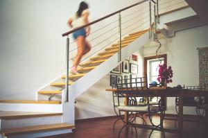 ロダルキラルにあるCasa Marleneの家の階段を上る女