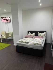 um quarto com uma cama num quarto em Luxuriöse Wohnung mit eigenem Garten em Augsburg
