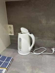 a toaster sitting on the floor in a room at Luxuriöse Wohnung mit eigenem Garten in Augsburg