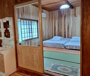 Een bed of bedden in een kamer bij 旅館 竹屋 Takeya