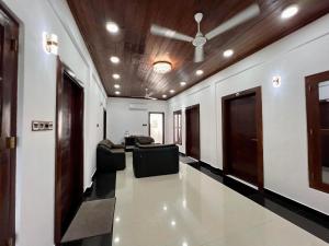 um corredor com sofás e cadeiras num edifício em Jaffna Inn em Jaffna