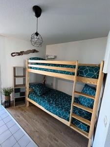 - une chambre avec des lits superposés dans l'établissement Appart très cosy jusqu'à 6 pers, Lac du Salonique, au Grau-du-Roi