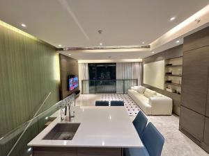 ZHome-Deplex luxury apartment-Near The Bund في شانغهاي: غرفة معيشة مع أريكة وطاولة وكراسي