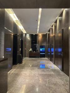 um corredor de um edifício com um quarto grande em ZHome-Deplex luxury apartment-Near The Bund em Xangai