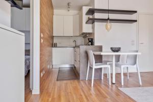 a kitchen with a white table and chairs at Boutiqueapartment Lago in Bardolino