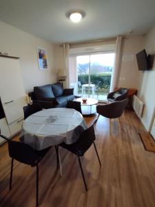 Μια τηλεόραση ή/και κέντρο ψυχαγωγίας στο Appartement 3 étoiles, 2 chambres , cuisine aménagée, terrasse, face à la chaîne des Pyrénées