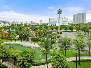 una vista aérea de un parque con palmeras y edificios en CHLOE'S SERVICED APARTMENT - VINHOMES MARINA, en Xóm Niêm