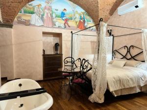 1 dormitorio con cama con dosel y bañera en Luxury Corte dei Nobili, en Lucca