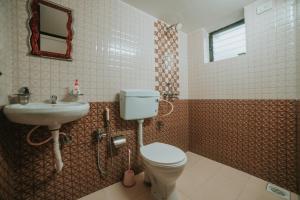 a bathroom with a toilet and a sink at Casa de Fernandes in Nerul