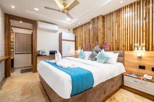 una camera con un grande letto di HOTEL SM PARADISE a Visakhapatnam
