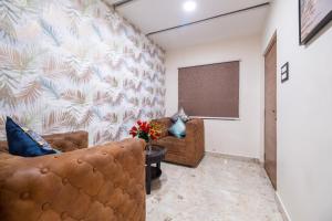 salon z 2 kanapami i ścianą w obiekcie HOTEL SM PARADISE w mieście Visakhapatnam