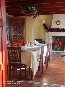 comedor con mesa con sillas y chimenea en B&B Il Casone di Drusa, en San Marco dei Cavoti