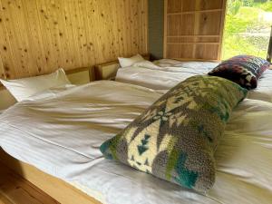 um quarto com duas camas com um cobertor em Whole house rental inn Umu - Vacation STAY 60715v em Maibara