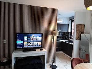 โทรทัศน์และ/หรือระบบความบันเทิงของ Appartement confortable au cœur de Brussels