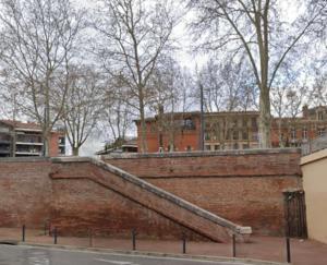 a brick wall with a staircase on top of it at Le Pti'toulousain 9 - Studio Centre - Lit neuf in Toulouse