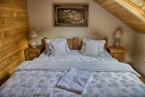 sypialnia z łóżkiem z 2 poduszkami w obiekcie Penzión Zbojnícky Halaš w mieście Tisovec