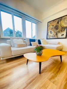 salon z kanapą i stołem w obiekcie Home Sweet Home - Design & Zen w Luksemburgu