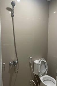 La salle de bains est pourvue d'une cabine de douche et de toilettes. dans l'établissement Guesthouse Maura, à Pondokcina