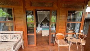 una camera con letto, tavolo e sedie di Royani Villa a Sukawati