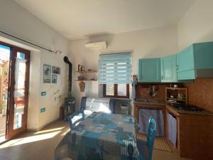 A kitchen or kitchenette at Sa dommo de Mammai