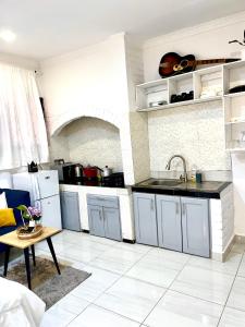 eine Küche mit einer Spüle und einer Arbeitsplatte in der Unterkunft Cozy Studio Apartment in Daressalam