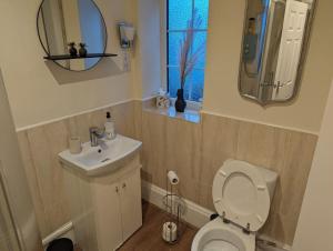 Un baño con inodoro, lavabo y espejo. en River's Edge, en Stratford-upon-Avon 16 fotos más