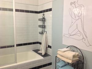 een badkamer met een bad en een wastafel bij Villa Capucine in Aubigny-sur-Nère