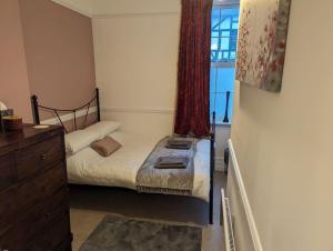 Un dormitorio pequeño con una cama y una ventana. en River's Edge, en Stratford-upon-Avon