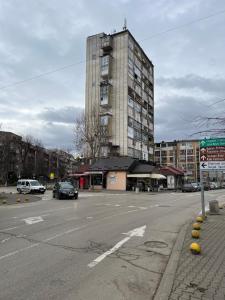 an empty city street with a tall building at Apartman Centar in Pirot
