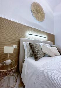 sypialnia z łóżkiem i zegarem na ścianie w obiekcie Hotel Villa Marosa w Rapallo