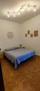 1 dormitorio con 1 cama grande en una habitación en Casa Robert, en Alessandria